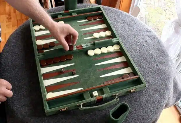 Maîtrisez les règles du backgammon pour des parties endiablées