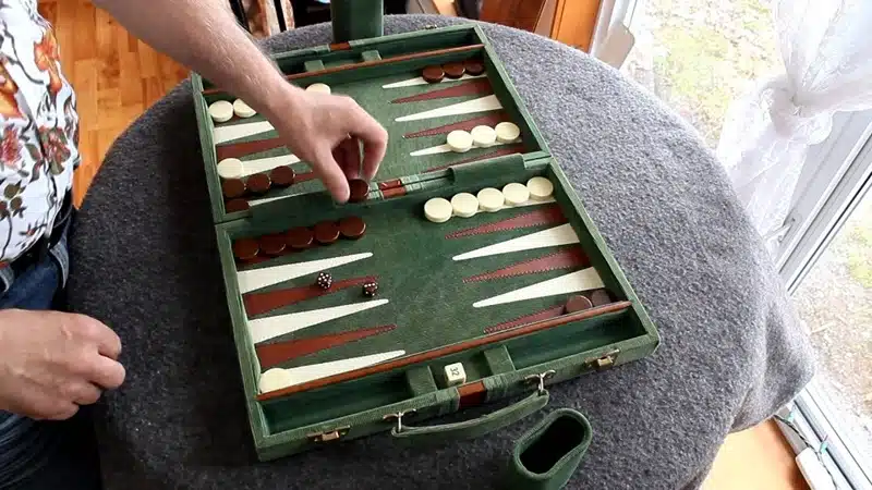 Maîtrisez les règles du backgammon pour des parties endiablées