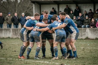 Joueurs de rugby Fédérale 3 en cercle sur le terrain lors d'un match de championnat régional français