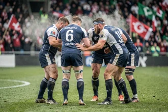Joueurs de rugby en maillot lors d'un match du Tournoi des 6 Nations dans un stade plein